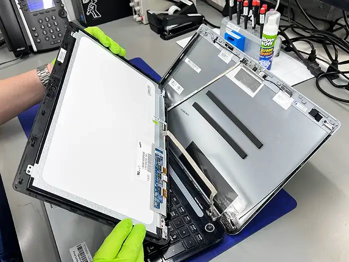 Laptop ekran değişimi LCD panel — Perpa LaptopServisi.tr