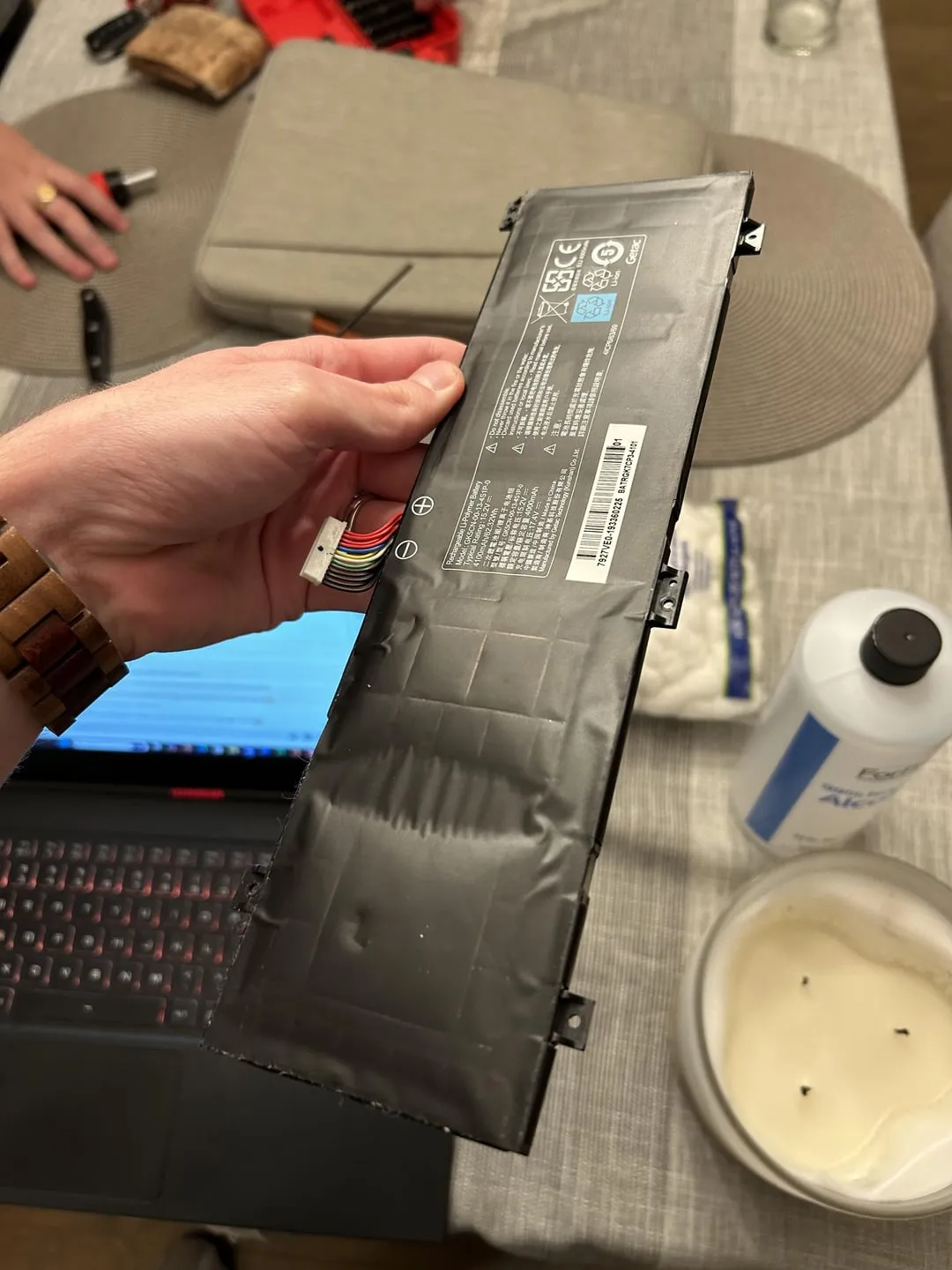 Laptop Şarj Aleti Isınıyor (Normal mi?)